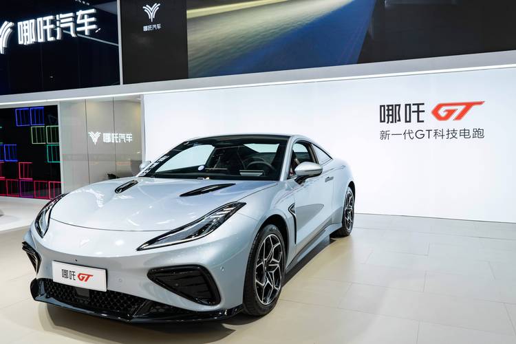 广州199哪吒汽车在智能汽车领域的表现，领途汽车在新能源汽车市场中的影响力